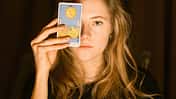 Tarot, Kartendeck, Kartenlesen Frau mit Tarot-Karte