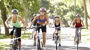 Frauengruppe beim Radeln im Sommer