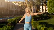 Urlaub, Workout, Fitness, fit auf Reisen Frau stretcht sich morgens am Pool