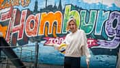 Laura Ludwig steht vor einer Graffiti-Wand.