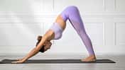 HILIT Eine Frau macht den downward dog beim Yoga.