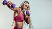 junge frau beim workout mit kleinen gewichten