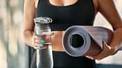 Brusttraining mit Wasserflasche