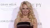 Pamela Anderson lächelt auf der Global Gift Gala in die Kamera