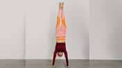 Redakteurin Martina macht einen Handstand