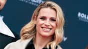 Michelle Hunziker lächelt auf einem Opening-Event in die Kamera