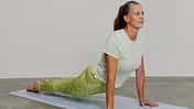 Katja Wiedermann macht die Yoga-Pose heraufschauender Hund