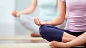 Frauen praktizieren Yoga auf Gymnastikmatten
