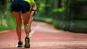 Wadenkrämpfe beim Sport sind meistens sehr schmerzhaft