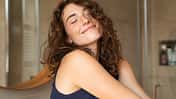 Frau mit Locken
