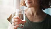 Frau trinkt Wasser