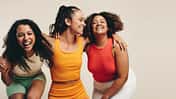 3 lachenden fitte Frauen in bunter Sportkleidung