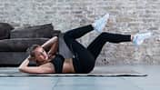 Frau macht Bauchmuskeltraining Frau macht Bauchmuskeltraining