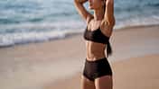 junge, trainierte Frau am Strand