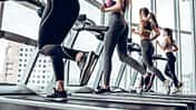 Frauen auf dem Laufband in Gym
