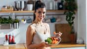 Junge, fitte Frau isst einen gesunden Salat