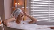 Glückliche Frau in der Badewanne