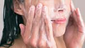 Der richtige Cleanser bildet die Grundlage deiner Pflegeroutine.