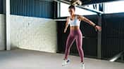 Sportliche junge Frau in Activewear macht während eines HIIT-Trainings Burpees
