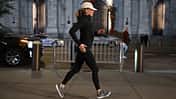 Jennifer Aniston joggt über eine Straße in New York City