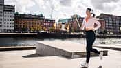 Junge Sportlerin, die in Malmö, Schweden, läuft und die Stadtlandschaft genießt
