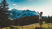 Junge Frau wandert in Garmisch-Patenkirchen