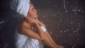 Entspannte Frau im Dampfbad im Hammam