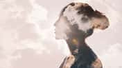 Psychologisches Konzept. Sonnenaufgang und Frauensilhouettenkopf