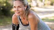 Eine ältere Frau beim Joggen
