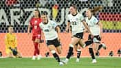 Jule Brand mit weiteren Fußballerinnen, nachdem sie im ersten Länderspiel der UEFA Womens EURO 2025 gegen Polen ihr erstes Tor geschossen 