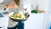 Frau mit Salatschale