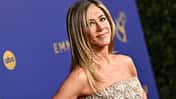 Jennifer Aniston, wie sie in die Kamera lächelt auf den 76. Primetime Emmy Awards 