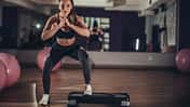 Eine Frau macht Step-Aerobic