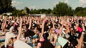 viele Frauen auf Matten bei Outdoor-Fitness