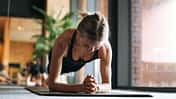 Frau macht Plank-Übung auf einer Sportmatte