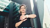 Eine Frau schaut auf ihre Smartwatch