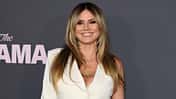 Heidi Klum lächelt im Weißen Kleid in die Kamera 