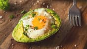 Lecker: Avocado mit Ei aus dem Ofen