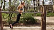 Wer immer noch glaubt, dass Bodyweight Training ihn nicht genug fordert, testet diese Dip-Variante – Effekt auf hohem Niveau
