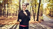 Eine junge Frau joggt im Wald