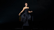 Céline Dion im schwarzen Kleid auf der Bühne in der La Defense Arena in Paris
