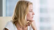 Stimmungsschwankungen bis hin zu Depressionen können Anzeichen einer vorzeitigen Menopause sein