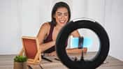 TikTok Beauty-Trends/Frau dreht Video TikTok Beauty-Trends/Frau dreht Video