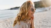 Frau mit Locken am Strand Frau mit Locken am Strand
