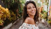 Gebräunte Frau im Sommer Gebräunte Frau im Sommer