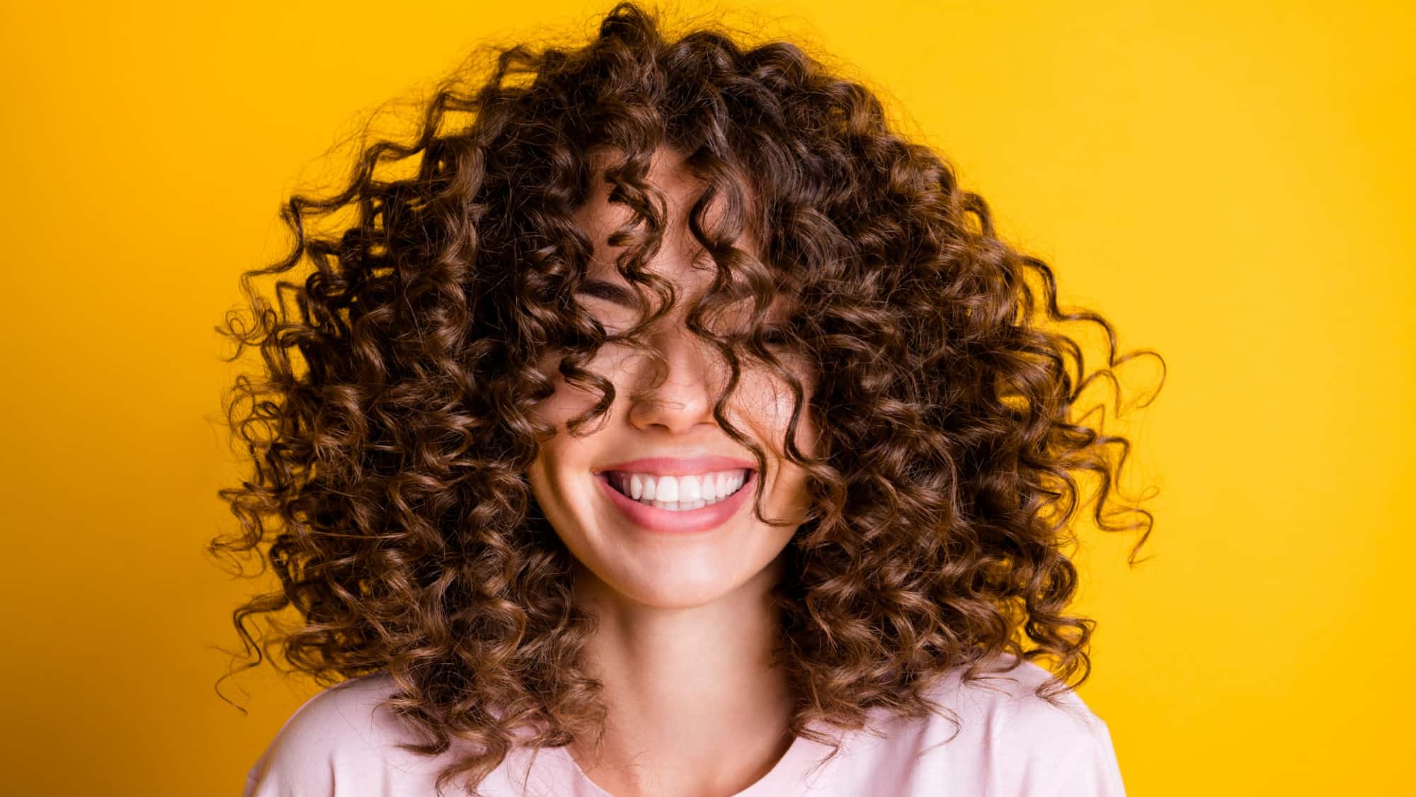 Endlich schöne Locken: So funktioniert die Dauerwelle